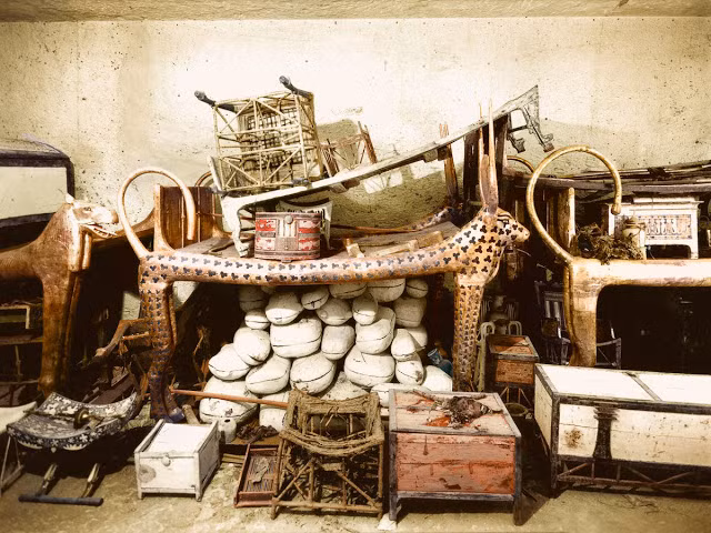 Trong quá trình khai quật, xác ướp của vua Tutankhamun được tìm thấy trong tình trạng như "bị cháy".