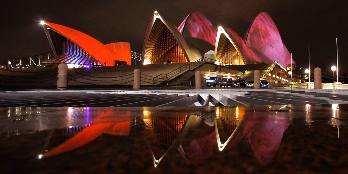 Nhà hát Opera Sydney là kiệt tác của kiến trúc sư người Đan Mạch Jørn Utzon. Công trình mang tính biểu tượng này của Australia chính thức đi vào hoạt động năm 1973.