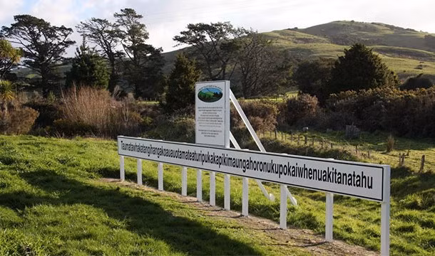 Ngọn đồi Taumatawhakatangihangakoauauotamateaturipukakapikimaungahoronuku-pokkaiwhenuakitanatahu ở Taumata, New Zealand là địa danh có tên dài nhất thế giới.