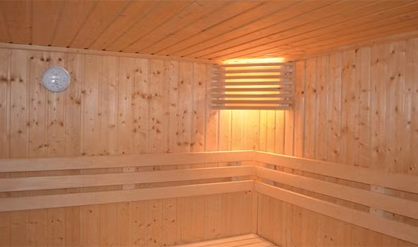 Đất nước Phần Lan là nơi tổ chức một cuộc thi vô cùng đặc biệt đó là cuộc thi vô địch tắm hơi thế giới. Cuộc thi này được tổ chức ở Heinola từ năm 1999. Tuy nhiên, một số người đã chết vì bỏng khi tham gia cuộc thi tắm hơi thế giới này.