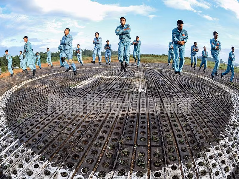 Thượng tá Phạm Nam Yến là nữ phóng viên năng động, xông xáo của Tạp chí Phòng không - Không quân (PK-KQ). Chị đã thường xuyên bám sát các hoạt động hội thi, hội thao, huấn luyện, SSCĐ của Quân chủng để ghi lại những khoảnh khắc đẹp, ấn tượng về hoạt động của Bộ đội PK-KQ trên các vùng miền và hải đảo xa xôi của Tổ quốc. Dưới đây là một số hình ảnh hoạt động huấn luyện nhảy dù mà chị đã ghi lại tại các sân bay. Trong ảnh là khởi động trước khi nhảy dù.