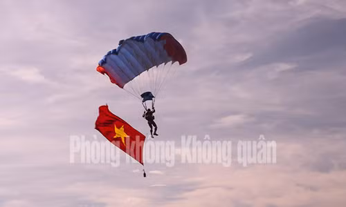 Nhảy dù biểu diễn kéo cờ.