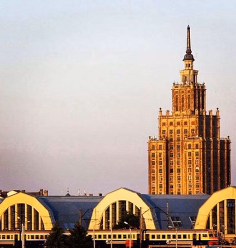 Học viện Khoa học Latvia ở Riga, Latvia là tòa nhà chọc trời đầu tiên cao 23 tầng thuộc Liên Xô cũ. Sau 1 thập kỷ xây dựng, công trình này hoàn thành xây dựng vào năm 1961, trở thành trung tâm nghiên cứu khoa học, thu hút nhân tài từ nhiều nước về đây học tập, nghiên cứu.