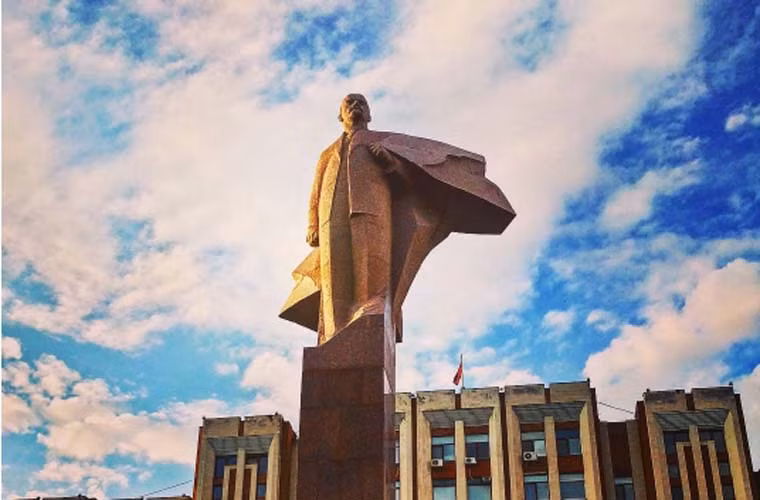 Đường phố ở Tiraspol, Moldova hiện vẫn còn nhiều dấu tích thời Liên Xô như xe tăng, máy bay MiG-19, tượng đài Lenin...