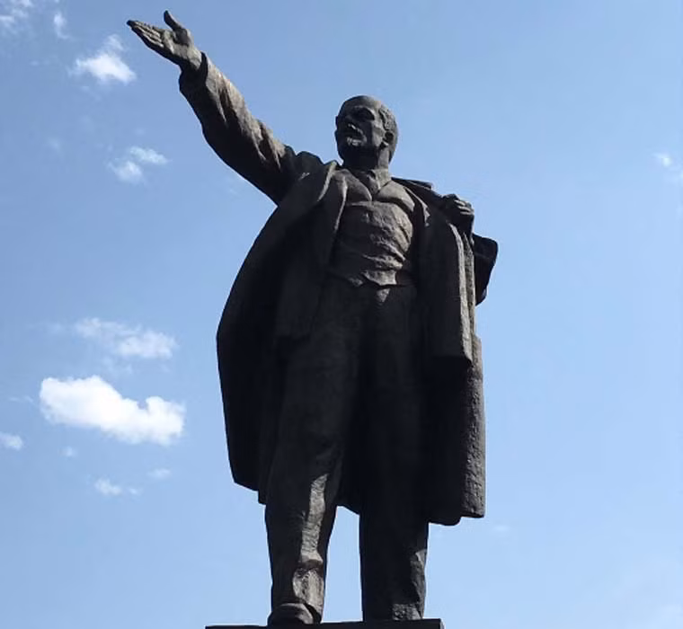 Tượng đài Lenin ở Bishkek, Kyrgyzstan.