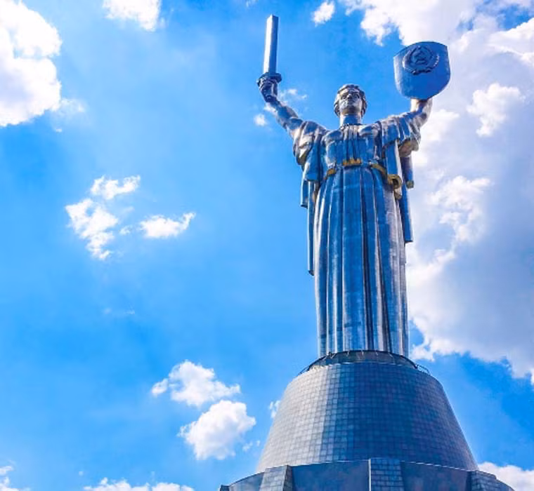 Tượng đài Mẹ Tổ quốc ở Ukraine cao khoảng 62 m. Công trình này được hoàn thành vào năm 1981 và trở thành công trình xây từ thời Xô Viết nổi tiếng nhất của Ukraine.