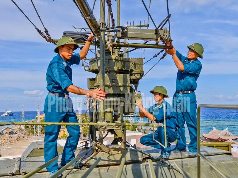 Bộ đội radar trung đoàn 292, Sư đoàn 377 bảo dưỡng khí tài trong điều kiện thời tiết gió, biển khắc nghiệt.