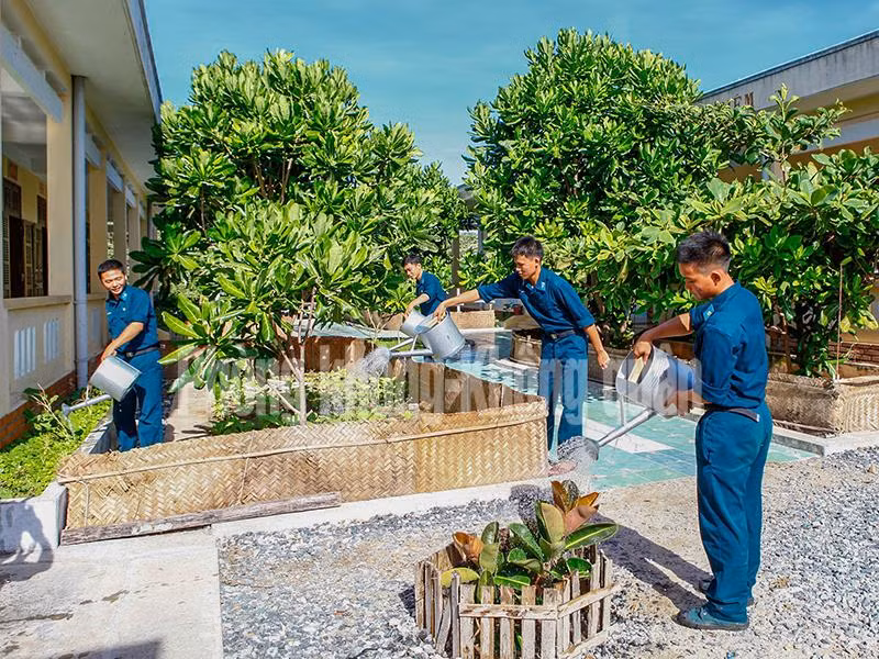 Cán bộ, chiến sĩ Ra đa trên Đảo Trường Sa chăm sóc cây cảnh trong khuôn viên đơn vị.