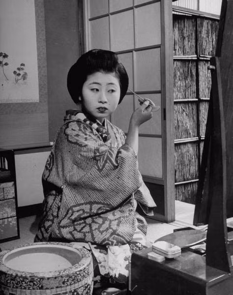 Một Geisha tỉ mỉ trang điểm, làm tóc để có diện mạo hoàn hảo nhất mỗi khi ở bên ngoài.