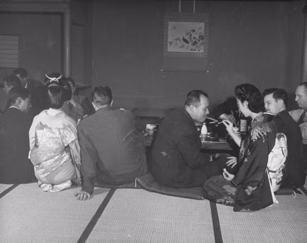 Các Geisha tiếp chuyện, phục vụ rượu cho các doanh nhân, chính khách...