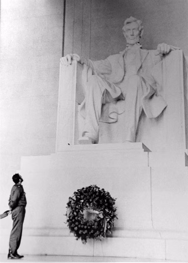 Đến năm 1965, ông Castro trở thành Bí thư thứ nhất Đảng Cộng sản Cuba. Từ năm 1976, ông được bầu làm Chủ tịch Hội đồng Nhà nước và Hội đồng Bộ trưởng. Trong ảnh là ông Fidel Castro tại Đài tưởng niệm Lincoln ở Washington D.C năm 1959.