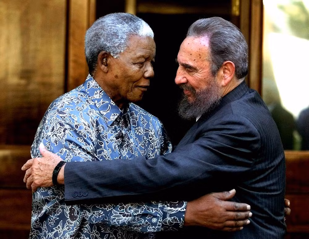 Tên tuổi và sự nghiệp cách mạng của cựu Chủ tịch Fidel Castro luôn gắn liền với sự nghiệp cách mạng, xây dựng và phát triển đất nước Cuba. Trong ảnh là ông Fidel Castro với Tổng thống Nam Phi Nelson Mandela tại Johannesburg, Nam Phi ngày 2/9/2001.