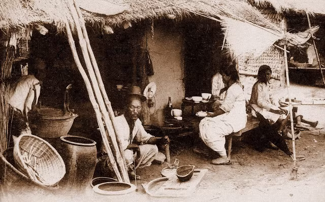 Hình ảnh một quán ăn nhỏ bán ven đường. Ảnh chụp tại Seoul những năm 1900.