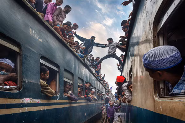 Hai đoàn tàu với rất đông người ở Bangladesh cũng góp mặt trong cuộc thi ảnh du lịch ấn tượng.