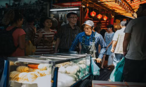 Các sạp hàng tại khu chợ Chatuchak Weekend ở Bangkok bán mọi thứ, trong đó có xoài.