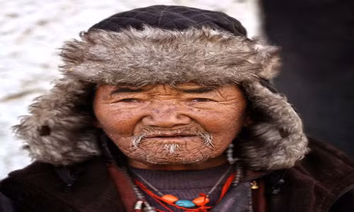 Cụ ông Tây Tạng sống gần hồ Pangong, trong trang phục hiếm gặp với mũ lông tránh rét.