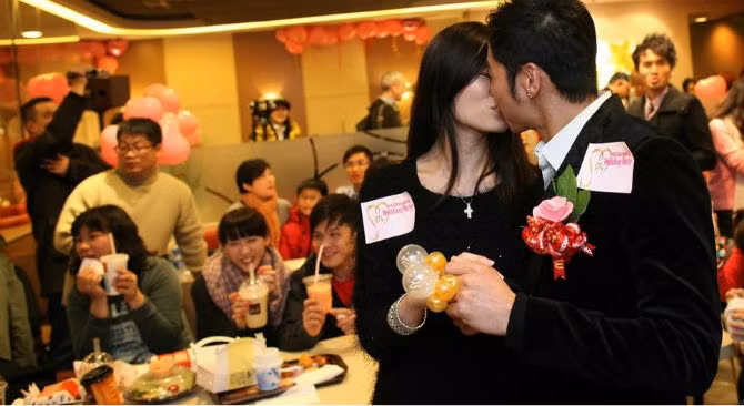 Người dân Hong Kong có thể tổ chức đám cưới ở cửa hàng McDonald, với chi phí khoảng 2.000 USD.
