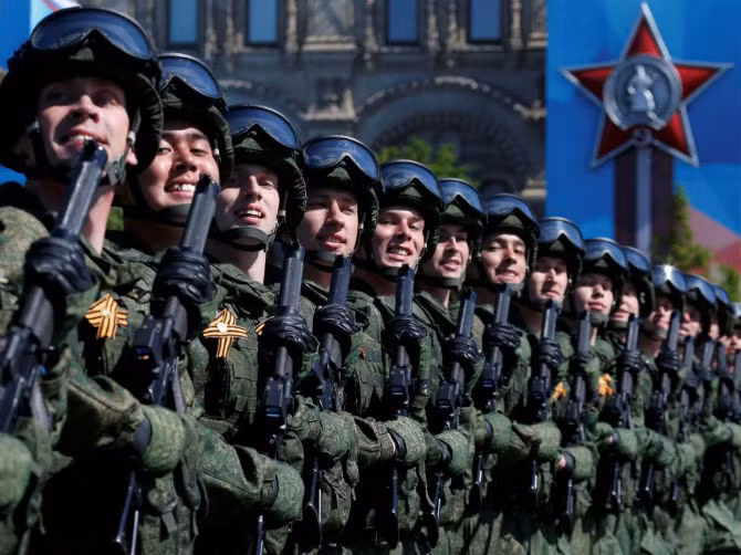 Các quân nhân Nga trong buổi diễu binh hoành tráng tại Quảng trường Đỏ ở thủ đô Moscow hôm 9/5.
