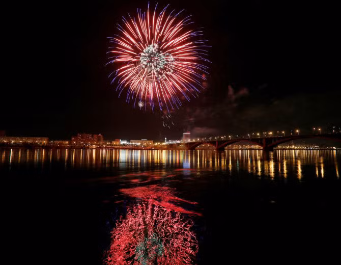 Pháo hoa rực sáng trên sông Yenisei trong lễ kỷ niệm Ngày Chiến thắng ở Krasnoyarsk, Siberia, Nga, ngày 9/5.