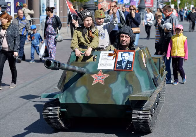Người dân tuần hành ở Chelyabinsk.