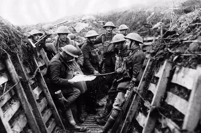 Năm 1914, cả lính Anh và lính Đức quyết định thực hiện một lệnh ngừng bắn tạm thời vào dịp lễ Giáng sinh. Hai bên cùng nhau chơi một trận bóng đá. Kết quả, Đức giành chiến thắng với tỷ số 3-2.