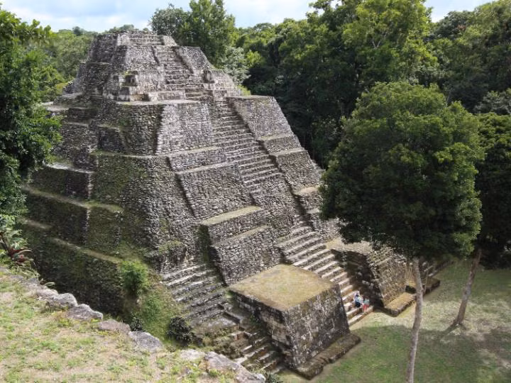 Yaxha là một địa điểm khảo cổ ở Guatemala. Nơi đây từng là một trong những thủ phủ lớn nhất của nền văn minh Maya.