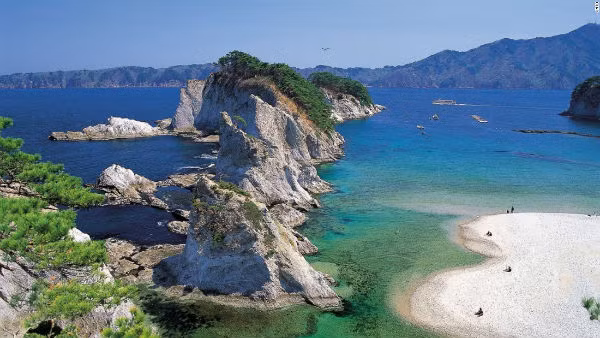 Nhiều cảnh đẹp hút hồn ở vùng Tohoku cho du khách khám phá. Chẳng hạn như bãi biển Jodogahama ở tỉnh Iwate. Được biết, vùng Tohoku bao gồm 6 tỉnh là Aomori, Akita, Fukushima, Iwate, Miyagi và Yamagata.