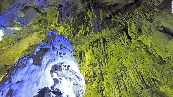 Abukuma-do là một hệ thống hang động đá vôi dài 3.000 mét ở ngoại ô thành phố Tamura, tỉnh Fukushima. Tuy nhiên, chỉ 600 mét hang động được mở cửa cho du khách khám phá.