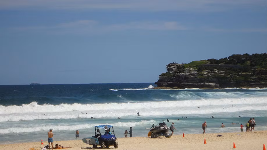 Bãi biển Bondi ở ngoại ô Sydney (Australia) là một thiên đường lướt sóng tuyệt vời.