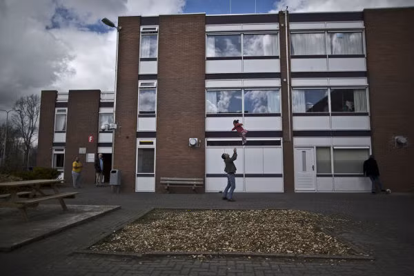 Một người tị nạn đang chơi đùa cùng con gái tại nhà tù Westlingen ở Heerhugowaard, tây bắc Hà Lan, ngày 8/4/2016.