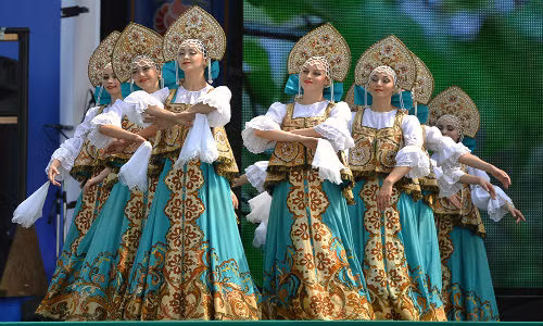Vào dịp lễ này, mọi người cùng nhau biểu diễn những điệu múa truyền thống...