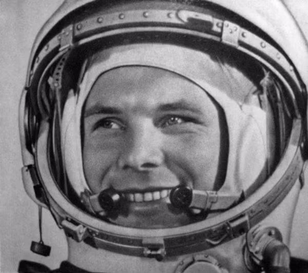 Phi hành gia Yuri Gagarin được ghi nhận là người đầu tiên trên thế giới thực hiện chuyến bay vào vũ trụ, ngày 12/4/1961 trên tàu vũ trụ Phương Đông.