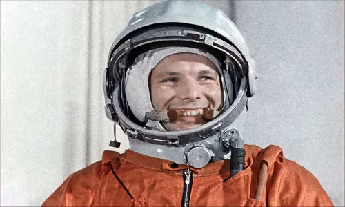 Trên thực tế, lúc đầu, mũ bảo hiểm mà Gagarin đội vào ngày ông thực hiện chuyến hành trình bay vào vũ trụ không hề có chữ CCCP trên đó.