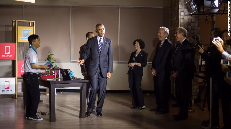 Tại TP.HCM, Tổng thống Obama cũng đã có buổi giao lưu với những doanh nghiệp trẻ đại diện cho giới doanh nghiệp khởi nghiệp Việt Nam tại trụ sở Công ty Dreamplex. Trước khi bước vào khán phòng giao lưu, ông chủ Nhà Trắng thăm quan sản phẩm sáng tạo của người Việt trẻ. Ảnh CNN.
