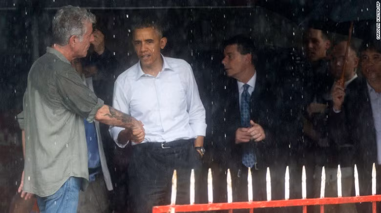 Ông Obama bắt tay đầu bếp nổi tiếng Anthony Bourdain, người đã cùng ông thưởng thức món bún chả tối 23/5. Ảnh CNN.