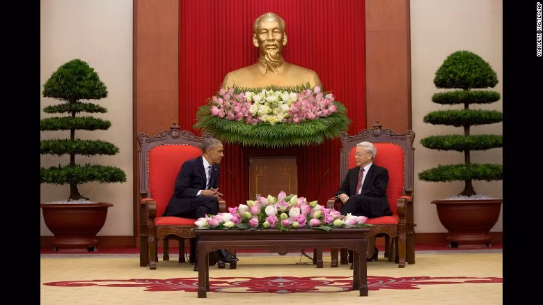 Khoảng 16h30 chiều 23/5, sau khi làm việc với Thủ tướng Nguyễn Xuân Phúc tại Văn phòng Chính Phủ, Tổng thống Mỹ Barack Obama đã có cuộc hội kiến với Tổng Bí thư Nguyễn Phú Trọng. Ảnh CNN