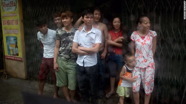 Sự xuất hiện của nhà lãnh đạo Mỹ khiến người dân địa phương vui mừng. Ảnh CNN.