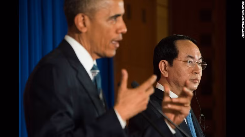Tổng thống Mỹ Barack Obama cùng Chủ tịch nước Trần Đại Quang họp báo tại Trung tâm Hội nghị Quốc tế, Hà Nội. Tại cuộc họp báo, Tổng thống Barack Obama công bố Mỹ gỡ bỏ hoàn toàn lệnh cấm vận vũ khí đối với Việt Nam. Ảnh CNN.