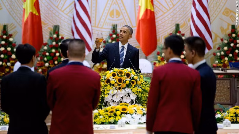 Sau khi kết thúc buổi họp báo ở Trung tâm Hội nghị Quốc tế, Tổng thống Obama dự quốc yến chiêu đãi do Chủ tịch nước Trần Đại Quang chủ trì. Ảnh CNN.