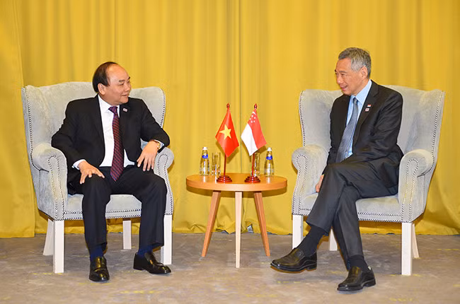 Nhân dịp Hội nghị Cấp cao ASEAN-Nga tại Sochi, Thủ tướng Nguyễn Xuân Phúc đã có các cuộc tiếp xúc song phương với Thủ tướng Singapore Lý Hiển Long (ảnh), Thủ tướng Malaysia Mohd Najib bin Abdul Razak, Thủ tướng Chính phủ Vương quốc Campuchia Samdech Decho Hun Sen,...