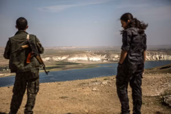 Lực lượng Các đơn vị Tự vệ Nhân dân người Kurd (YPG) và các nữ chiến binh người Kurd (YPJ) đã giành lại quyền kiểm soát con đập chiến lược Tishrin ở miền bắc Syria hồi tháng 12/2015.