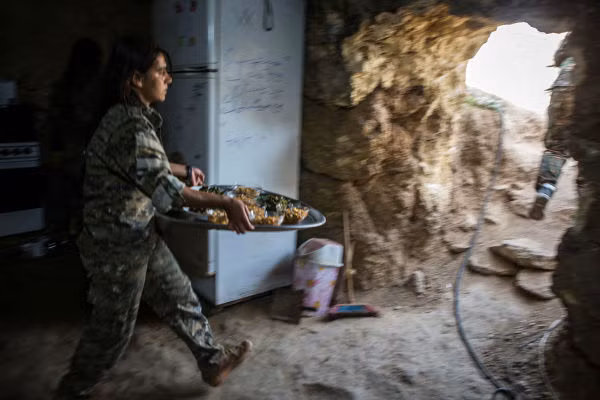 Chị nuôi YPJ chuẩn bị bữa ăn cho các đồng đội.
