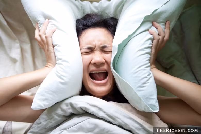 Bạn có thể chưa từng nghe nói về "hội chứng nổ đầu", song đây lại là một trong những điều kỳ lạ nhất có thể xảy ra trong lúc ngủ. Những ai trải qua hiện tượng kỳ lạ này sẽ nghe thấy một âm thanh tưởng tượng rất lớn (chẳng hạn như nổ bom) trước khi chìm vào giấc ngủ hoặc thức giấc.