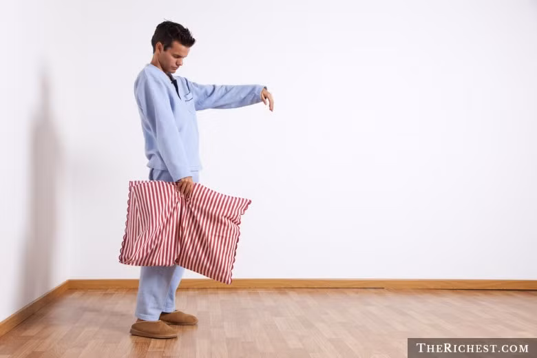 Một điều kỳ lạ con người làm trong giấc ngủ đó là họ có thể đi lại bình thường dù đôi mắt vẫn nhắm.