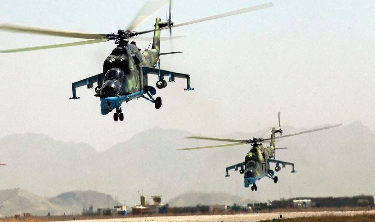 Mi-24 cũng được xem là loại trực thăng chiến đấu độc đáo nhất thế giới với khả năng vừa chở quân (như trực thăng vận tải), vừa có hỏa lực cực mạnh. Trong hình là cửa khoang chở quân của trực thăng Mi-24 đang được mở ra.