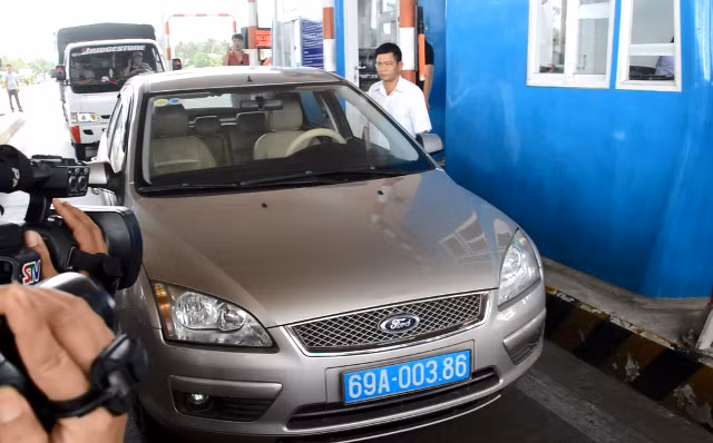 Tài xế Kha đậu xe ngay cabin Trạm thu phí BOT Sóc Trăng để phản đối việc thu phí ngày 7/1.