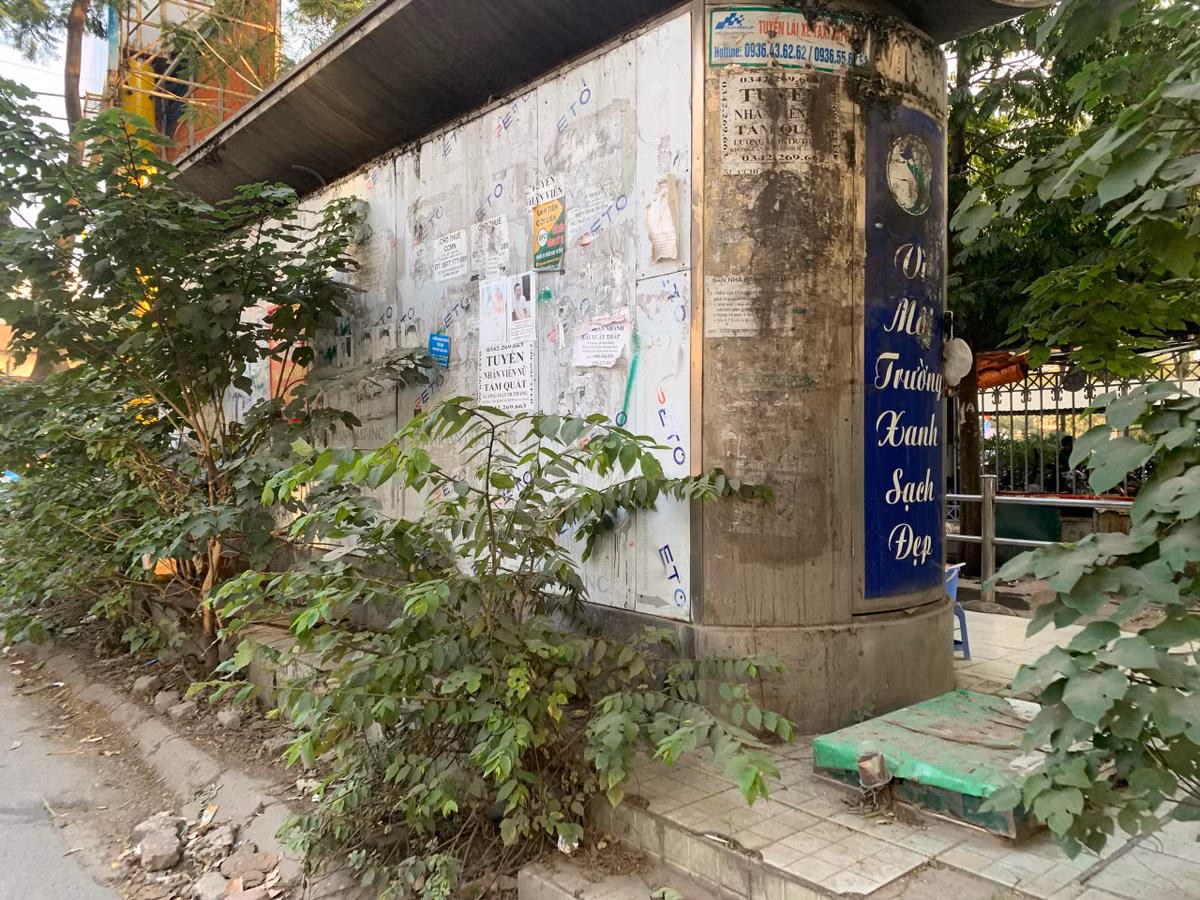 Can canh nha ve sinh cong cong bo hoang, o ue o Ha Noi-Hinh-3