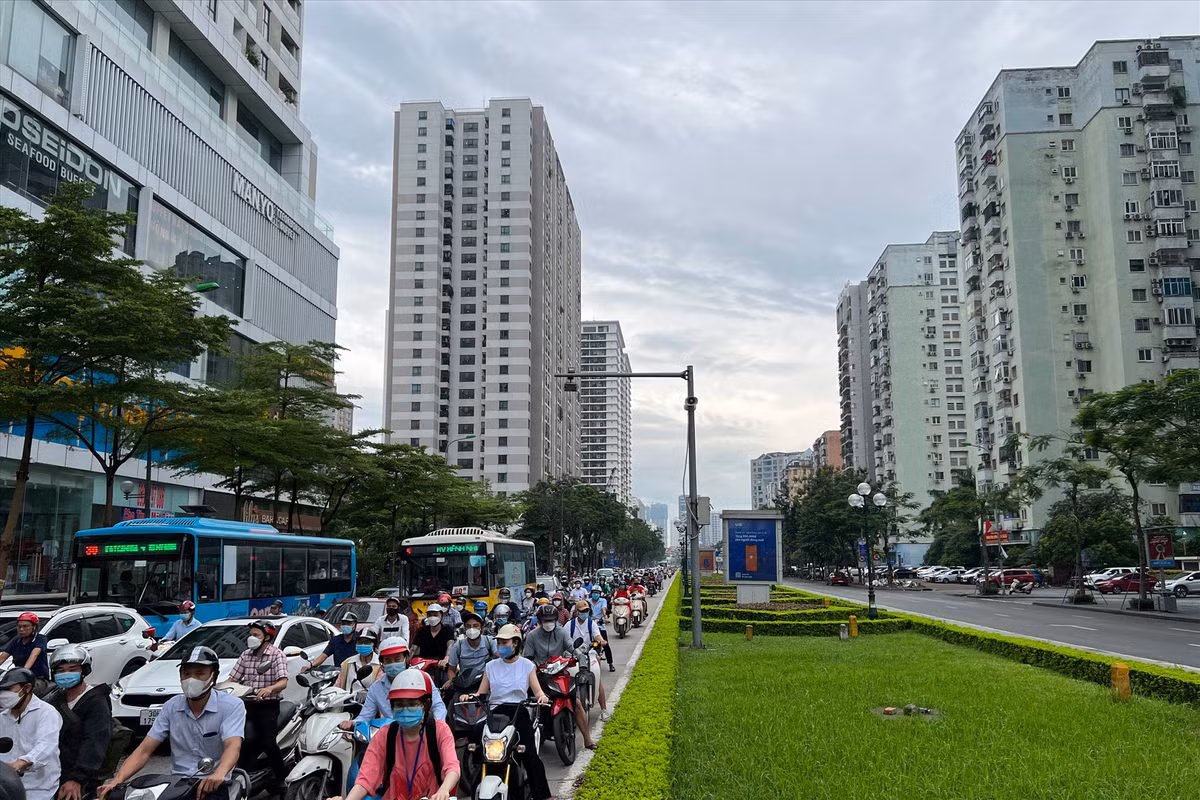 Hà Nội xem xét xây cầu vượt cho người đi bộ trên đường Lê Văn Lương Ha Noi xem xet xay cau vuot cho nguoi di bo tren duong Le Van Luong