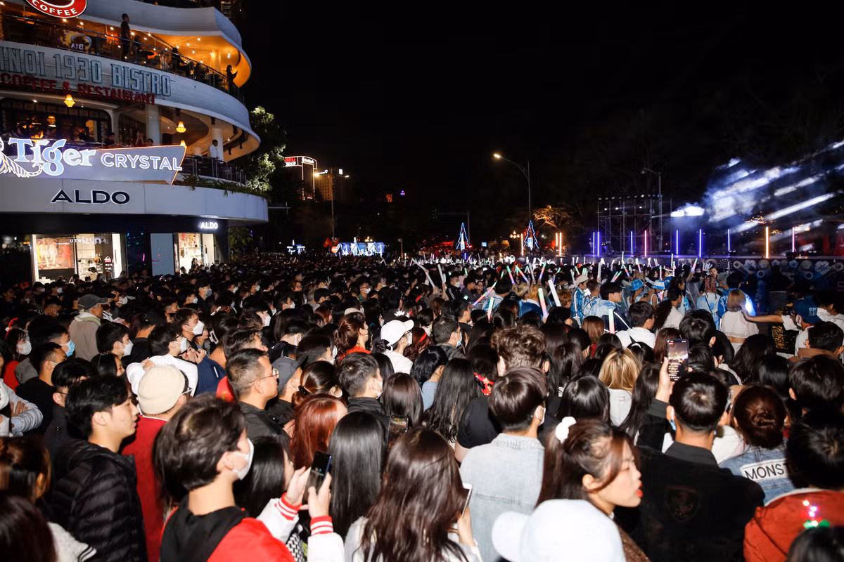 Bạn Phạm Thanh Thủy (Hoàng Mai, Hà Nội) chia sẻ: “Năm nay Noel vào đúng ngày cuối tuần, thời tiết lại ủng hộ nên mình và nhóm bạn thân đã lên Nhà thờ Lớn để chung vui trước thời khắc thiên liêng này. Không khí tại đây luôn “nóng”, rất sôi động, đông vui tạo cảm giác ấm áo trong mùa Giáng sinh.”