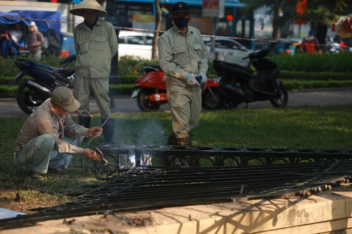 Dãy hàng rào được tháo dỡ, công viên Thống Nhất trở nên thông thoáng.